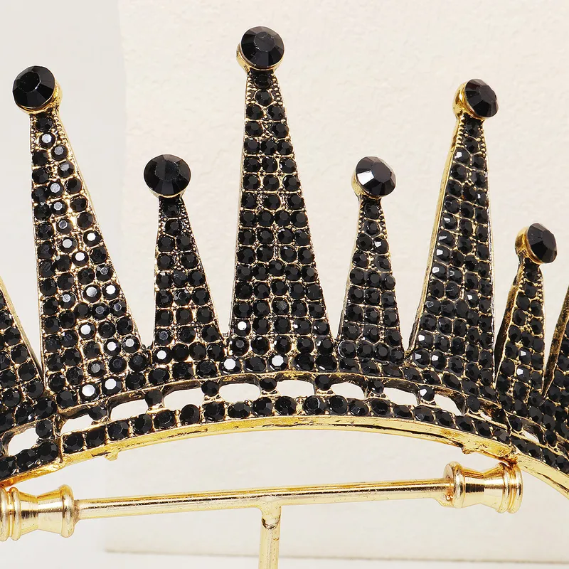 Black triangle style crown