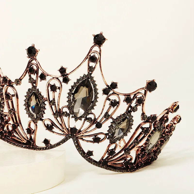 Women's crown with black stones