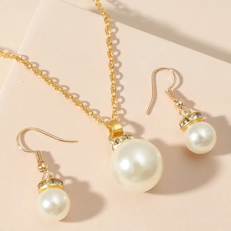 Luxurious pearl accessories set