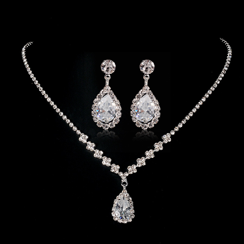 Luxurious silver accessory set