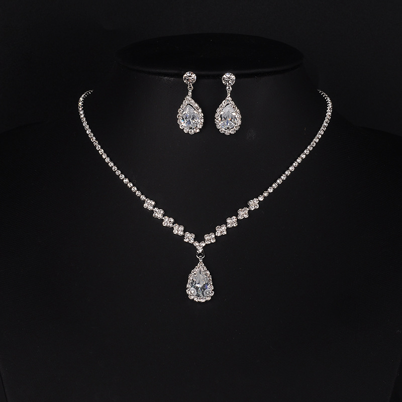 Luxurious silver accessory set