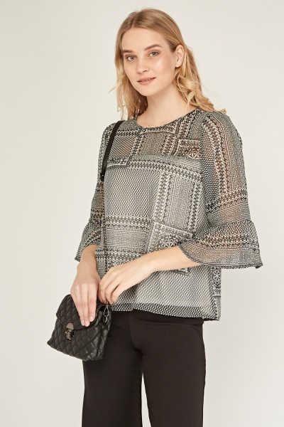 Women's blouse with distinctive sleeves