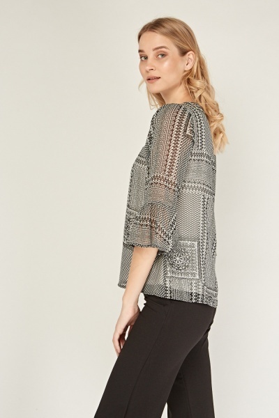 Women's blouse with distinctive sleeves