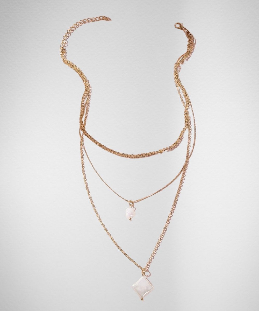 Women's necklace with pearl stone